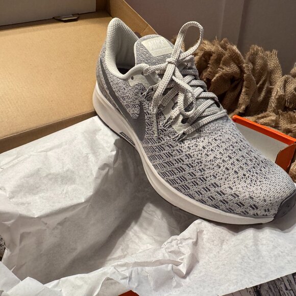 NWT Women's Nike Trainers Gray White Lightweight - Picture 2 of 4